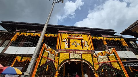 ರಾಘವೇಂದ್ರ ಸ್ವಾಮಿಗಳ ಆರಾಧನೆಯ ನಿಮಿತ್ತ ಉಡುಪಿ ರಥಬೀದಿಯಲ್ಲಿರುವ ನಂಜನಗೂಡು ಮಂತ್ರಾಲಯದ ಶಾಖಾ ಮಠವನ್ನು ಪುಷ್ಪಗಳಿಂದ ಅಲಂಕರಿಸಿರುವುದು.