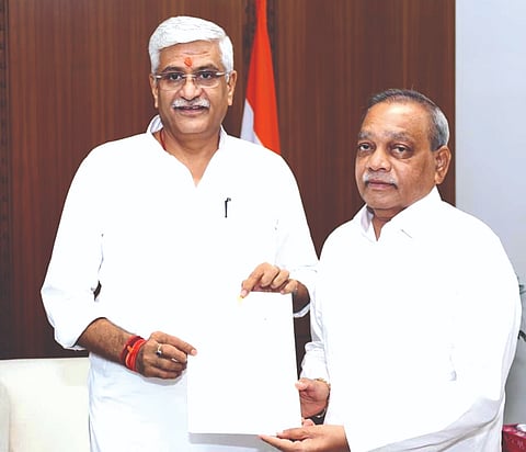 ಕಲಬುರಗಿ ಐತಿಹಾಸಿಕ ಕೋಟೆ ಸಂರಣೆ ಮತ್ತು ಪುನಶ್ಚೇತನಕ್ಕಾಗಿ ರೂಪಿಸಲಾದ 20 ಕೋಟಿ ರೂ. ವೆಚ್ಚದ ಯೋಜನೆಗೆ ಆಡಳಿತಾತ್ಮಕ ಅನುಮೋದನೆ ನೀಡುವಂತೆ ಸಂಸದ ರಾಧಾಕೃಷ್ಣ ದೊಡ್ಡಮನಿ ಕೇಂದ್ರ ಸಂಸತಿ ಸಚಿವ ಗಜೇಂದ್ರಸಿಂಗ್​ ಶೇಖಾವತ್​ ಅವರಿಗೆ ದೆಹಲಿಯಲ್ಲಿ ಸೋಮವಾರ ಮನವಿ ಸಲ್ಲಿಸಿದರು.