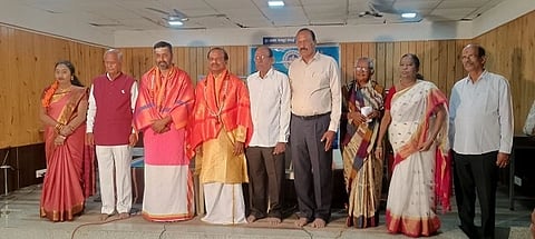 ತುಮಕೂರಿನ ರಾಗಲಹರಿ ಸಂಗೀತ ವಿದ್ಯಾಲಯ ವತಿಯಿಂದ ಇತ್ತೀಚೆಗೆ ಆಯೋಜಿಸಿದ್ದ ಡಾ. ಸುಮನಾ ದಾಸರಾಜುರವರ ಶಾಸ್ತ್ರೀಯ ಸಂಗೀತ ಕಾರ್ಯಕ್ರಮದಲ್ಲಿ ಟಿ.ಮುರಳಿಕೃಷ್ಣಪ್ಪ, ಬಿ.ಆರ್​.ನಟರಾಜಶೆಟ್ಟಿ, ಲೋಕೇಶ್ವರ್​, ದಾಸರಾಜು, ವೆನ್ನಲಕೃಷ್ಣ, ಪುರುಷೋತ್ತಮ್​, ರಾಜೇಶ್​ ರಂಗನಾಥ್​ ಇದ್ದರು. 