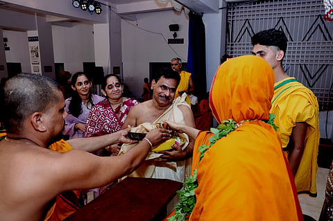 ಗೋಕರ್ಣದ ಅಶೋಕೆಯ ಶ್ರೀರಾಮಚಂದ್ರಾಪುರ ಮಠದ ಗುರುದೃಷ್ಟಿ ಭವನದಲ್ಲಿ 33ನೇ ಅನ್ನಬ್ರಹ್ಮ ಚಾತುರ್ಮಾಸ್ಯ (Chaturmasya)ನಿಮಿತ್ತ ಶುಕ್ರವಾರ ಆಯೋಜಿಸಿದ್ದ ಧರ್ಮಸಭೆಯಲ್ಲಿ ಚಾತುರ್ಮಾಸ್ಯ ವ್ರತನಿಷ್ಠ ಶ್ರೀ ರಾಘವೇಶ್ವರ ಭಾರತೀ ಸ್ವಾಮೀಜಿ ಅವರಿಗೆ ರವೀಂದ್ರ ಕೊಡ್ಲೆಕೆರೆ ದಂಪತಿ ಪೂರ್ಣಫಲ ಸಮರ್ಪಿಸಿದರು.