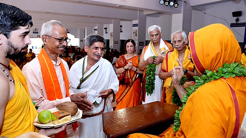 ಗೋಕರ್ಣದ ಅಶೋಕೆಯ ಶ್ರೀರಾಮಚಂದ್ರಾಪುರ ಮಠದಲ್ಲಿ (Anna Brahma)ಚಾತುರ್ಮಾಸ್ಯ ವ್ರತಬದ್ಧರಾದ ಶ್ರೀರಾಘವೇಶ್ವರ ಭಾರತೀ ಸ್ವಾಮೀಜಿ ಅವರಿಂದ ಉದ್ಯಮಿಗಳಾದ ಡಾ.ನಾರಾಯಣ ದೇಶಪಾಂಡೆ ಮತ್ತು ಡಾ. ಗುರುರಾಜ ದೇಶಪಾಂಡೆ ಆಶೀರ್ವಾದ ಪಡೆದರು.