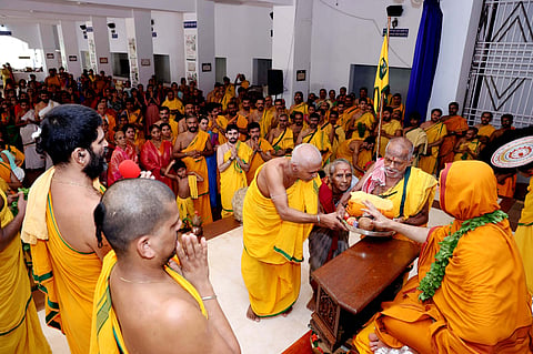 ಗೋಕರ್ಣದ ಅಶೋಕೆಯ ಶ್ರೀ ರಾಮಚಂದ್ರಾಪುರ ಮಠದ ಶ್ರೀ ಗುರುದೃಷ್ಟಿ ಭವನದಲ್ಲಿ 33ನೇ ಅನ್ನಬ್ರಹ್ಮ ಚಾತುರ್ಮಾಸ್ಯದ (Chaturmasya)ಎರಡನೇ ದಿನವಾದ ಗುರುವಾರ ಆಯೋಜಿಸಿದ್ದ ಭಿಕ್ಷಾಸೇವೆ ಧರ್ಮಸಭೆಯಲ್ಲಿ ಪೀಠಾಧಿಪತಿಗಳಾದ ಶ್ರೀ ರಾಘವೇಶ್ವರ ಭಾರತೀ ಸ್ವಾಮೀಜಿ ಅವರಿಗೆ ಶ್ರೀ ಪರಿವಾರದ ವತಿಯಿಂದ ವೇ.ರಾಮಚಂದ್ರ ಭಟ್ಟ ದಂಪತಿ ಪೂರ್ಣಫಲ ಸಮರ್ಪಿಸಿದರು. ಶ್ರೀ ಶಿವ ಗುರುಕುಲಂ ಪ್ರಾಚಾರ್ಯ ಅಗ್ನಿಹೋತ್ರಿ ವಿದ್ವಾನ್ ಮಂಜುನಾಥ ಭಟ್ಟ, ಶ್ರೀಮಠದ ಶಾಸ್ತ್ರಿಗಳಾದ ವೇ. ಸುಬ್ರಾಯ ಶಾಸ್ತ್ರೀ, ಸಂಯೋಜಕ ರಾಘವೇಂದ್ರ ಮಧ್ಯಸ್ಥ, ಸುರೇಶ ಆಡುಗೋಡಿ, ಸಂತೋಷ ಹೆಗಡೆ, ಇತರರಿದ್ದರು.