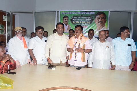 ಮಂಡ್ಯ ನಗರಕ್ಕೆ ಆಗಮಿಸಿದ ವಿಧಾನ ಪರಿಷತ್ ಸದಸ್ಯ ರಘು ಕೌಟಿಲ್ಯ ಅವರನ್ನು ಅಭಿನಂದಿಸಲಾಯಿತು.