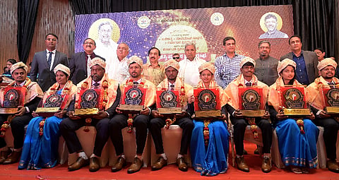 ಸಾಧಕರಿಗೆ ಪ್ರಶಸ್ತಿ ಪ್ರದಾನ ಮಾಡಿದ ಸಿಎಂ ಸಿದ್ದರಾಮಯ್ಯ. ಸಚಿವ ರಾಮಲಿಂಗಾ ರೆಡ್ಡಿ, ಶಾಸಕ ರಿಜ್ವಾನ್ ಅರ್ಷದ್, ಸಿಎಂ ರಾಜಕೀಯ ಕಾರ್ಯದರ್ಶಿ ನಸೀರ್ ಅಹಮದ್, ಎಂಎಲ್ಸಿ ಹಾಗೂ ಕೆಒಎ ಅಧ್ಯಕ್ಷ ಗೋವಿಂದರಾಜು ಸೇರಿ ಇತರರಿದ್ದರು. 