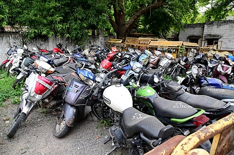 ತುಕ್ಕು ಹಿಡಿಯುತ್ತಿರುವ ಜಪ್ತಿ ವಾಹನಗಳು