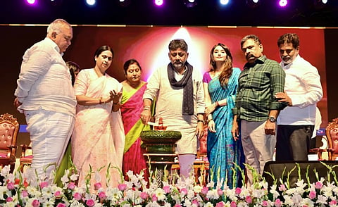 ಕರ್ಮಣಿ ಉತ್ಸವ 2026ನ್ನು ಡಿಸಿಎಂ ಡಿ.ಕೆ.ಶಿವಕುಮಾರ್ ಉದ್ಘಾಟಿಸಿದರು. ಸಚಿವರಾದ ರಾಮಲಿಂಗಾರೆಡ್ಡಿ, ಲಕ್ಷ್ಮೀ ಹೆಬ್ಬಾಳ್ಕರ್ ಮತ್ತು ಜಿ.ಪದ್ಮಾವತಿ, ರಾಗಿಣಿ ದ್ವಿವೇದಿ ಮತ್ತಿತರರಿದ್ದರು. 