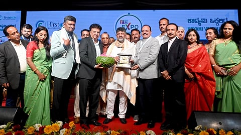 ಉದ್ಯಮಿ ಒಕ್ಕಲಿಗ ಮೇಳದಲ್ಲಿ ಡಿಸಿಎಂ ಡಿ.ಕೆ.ಶಿವಕುಮಾರ್ ಅವರನ್ನು ಫಸ್ಟ್ ಸರ್ಕಲ್ ಮೆಂಟರ್ ಜಯರಾಮ್ ರಾಯಪುರ ಸನ್ಮಾನಿಸಿದರು. ಪದ್ಮಶ್ರೀ ಪ್ರಶಾಂತ್ ಪ್ರಕಾಶ್, ಸಹಕಾರಿ ಧುರೀಣ ಮಂಜುನಾಥ ಗೌಡ ಮತ್ತಿತರರು ಉಪಸ್ಥಿತರಿದ್ದರು. 