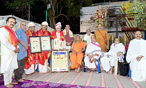 ಉತ್ತರಾದಿಮಠದ ಶ್ರೀ ಶ್ರೀನಿವಾಸ ಉತ್ಸವ ಬಳಗದಿಂದ ಡಾ.ಕೃಷ್ಣ ಕೊಲ್ಹಾರ ಕುಲಕರ್ಣಿ ಅವರಿಗೆ ಶ್ರೀಮಧ್ವ ಪುರಂದರ ಪ್ರಶಸ್ತಿ, ಡಾ.ರವೀಂದ್ರ ಕುಷ್ಟಗಿ, ರಾಘವೇಂದ್ರ ಗಣಪತಿ ಅವರಿಗೆ ಹರಿದಾಸ ಅನುಗ್ರಹ ಪ್ರಶಸ್ತಿ ನೀಡಿ ಗೌರವಿಸಲಾಯಿತು. 