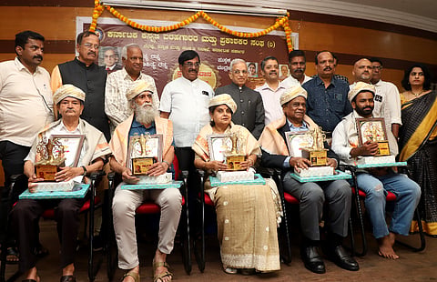ಕರ್ನಾಟಕ ಕನ್ನಡ ಬರಹಗಾರರ ಮತ್ತು ಪ್ರಕಾಶಕರ ಸಂಘದ 2025ನೇ ಸಾಲಿನ ಪ್ರಶಸ್ತಿಗಳನ್ನು ವಿವಿಧ ಸಾಧಕರಿಗೆ ನೀಡಿ ಗೌರವಿಸಲಾಯಿತು. ನ್ಯಾ.ಶಿವರಾಜ ಪಾಟೀಲ್, ನಿಡಸಾಲೆ ಪುಟ್ಟಸ್ವಾಮಯ್ಯ, ಪ್ರೊ.ಮಲ್ಲೇಪುರಂ ಜಿ.ವೆಂಕಟೇಶ ಮತ್ತಿತರರಿದ್ದರು. 