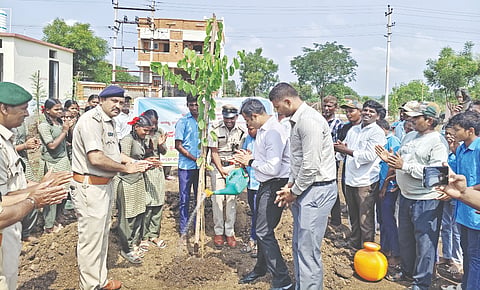ಕಲಬುರಗಿ ದಣ ವಲಯ ಸರ್ಕಾರಿ ಪ್ರಾತ್ಯಕ ಪ್ರೌಢ ಶಾಲೆಯಲ್ಲಿ ವಿಶ್ವ ಪರಿಸರ ದಿನಾಚರಣೆ ಅಂಗವಾಗಿ ಶುಕ್ರವಾರ ಆಯೋಜಿಸಿದ್ದ ಸಸಿ ನೆಡುವ ಕಾರ್ಯಕ್ರಮಕ್ಕೆ ಜಿಪಂ ಸಿಇಒ ರಾಹುಲ್​ ಸಂಕನೂರ್​ ಚಾಲನೆ ನೀಡಿದರು. ಸಾಗರ ತವಡೆ, ಮೌಲಾಲಿಸಾಬ್​, ಸಂತೋಷಕುಮಾರ್​, ತುಕ್ಕಪ್ಪ, ಮಹೇಂದ್ರ, ವಿಜಯಕುಮಾರ ಜಮಖಂಡಿ ಇತರರಿದ್ದರು.