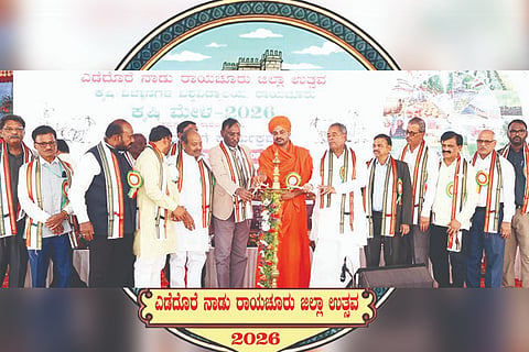ರಾಯಚೂರು ಕೃಷಿ ವಿವಿ ಆವರಣದಲ್ಲಿ ಆಯೋಜಿಸಿದ್ದ ರೈತರಿಂದ ರೈತರಿಗೆ ಕಾರ್ಯಕ್ರಮವನ್ನು ಸಿದ್ಧಬಸವೇಶ್ವರ ಶಿವಾಚಾರ್ಯರು ಉದ್ಘಾಟಿಸಿದರು. ಕುಲಪತಿ ಡಾ.ಎಂ.ಹನುಮಂತಪ್ಪ, ಕುಲಸಚಿವ ಎಸ್.ಡಿ.ಗೌಡಪ್ಪ, ಮಾಜಿ ಶಾಸಕ ಬಸನಗೌಡ ಬ್ಯಾಗವಾಟ್, ಕೃಷಿ ವಿಸ್ತರಣಾ ನಿರ್ದೇಶಕ ಎ.ಆರ್.ಕುರುಬರ್, ಸಂಶೋಧನಾ ನಿರ್ದೇಶಕ ಅಮರೇಗೌಡ, ಬಿ.ಮಲ್ಲಿಕಾರ್ಜುನ, ಮಲ್ಲೇಶ ಕುಲುಮಿ ಇದ್ದರು.