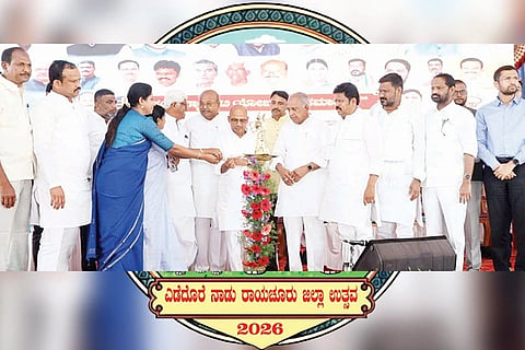 ರಾಯಚೂರಿನ ಕೃಷಿ ವಿವಿ ಆವರಣದಲ್ಲಿ ಶನಿವಾರ ಪಂಚ ಗ್ಯಾರಂಟಿ ಯೋಜನೆಗಳ ಕಾರ್ಯಾಗಾರವನ್ನು ಉಸ್ತುವಾರಿ ಸಚಿವ ಡಾ. ಶರಣಪ್ರಕಾಶ್ ಪಾಟೀಲ್ ಉದ್ಘಾಟಿಸಿದರು. ಸಚಿವ ಎನ್. ಎಸ್. ಬೋಸರಾಜು, ಗ್ಯಾರಂಟಿ ಯೋಜನಾ ರಾಜ್ಯ ಅಧ್ಯಕ್ಷ ಎಚ್. ಎಂ. ರೇವಣ್ಣ, ಉಪಾಧ್ಯಕ್ಷೆ ಡಾ. ಪುಷ್ಪಾ ಅಮರನಾಥ, ಸಂಸದ ಜಿ. ಕುಮಾರ ನಾಯಕ, ಶಾಸಕರಾದ ಹಂಪನಗೌಡ ಬಾರ್ದಲಿ, ಬಸನಗೌಡ ದದ್ದಲ್, ಆರ್. ಬಸನಗೌಡ ತುರ್ವಿಹಾಳ, ಎಂಎಲ್ಸಿಗಳಾದ ಎ. ವಸಂತಕುಮಾರ, ಬಸನಗೌಡ ಬಾರ್ದಲಿ ಇತರರಿದ್ದರು.