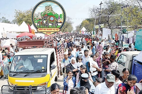ರಾಯಚೂರು ಕೃಷಿ ವಿಜ್ಞಾನಗಳ ವಿವಿ ಆವರಣದಲ್ಲಿ ಉತ್ಸವ ನೋಡಲು ಹರಿದುಬಂದ ಜನಸಾಗರ.