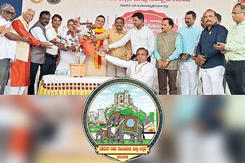 ಜಿಲ್ಲಾ ಉತ್ಸವ ನಿಮಿತ್ತ ರಾಯಚೂರಿನ ಮಹಿಳಾ ಸಮಾಜದಲ್ಲಿ ಗುರುವಾರ ಆಯೋಜಿಸಿದ್ದ ಕವಿಗೋಷ್ಠಿಯನ್ನು ಕಸಾಪ ಜಿಲ್ಲಾಧ್ಯಕ್ಷ ರಂಗಣ್ಣ ಪಾಟೀಲ್ ಅಳ್ಳುಂಡಿ ಉದ್ಘಾಟಿಸಿದರು. ನಗರಾಭಿವೃದ್ಧಿ ಪ್ರಾಧಿಕಾರದ ಆಯುಕ್ತ ಈರಣ್ಣ ಬಿರಾದಾರ,  ಹಿರಿಯ ಸಾಹಿತಿಗಳಾದ ಬಿ.ಜಿ.ಹುಲಿ, ಅಯ್ಯಪ್ಪಯ್ಯ ಹುಡಾ, ವೀರಹನುಮಾನ, ಕಸಾಪ ತಾಲೂಕಾಧ್ಯಕ್ಷ  ಬಿ.ವಿಜಯ ರಾಜೇಂದ್ರ, ತಹಸೀಲ್ದಾರ್ ಪರಶುರಾಮ ಇದ್ದರು.