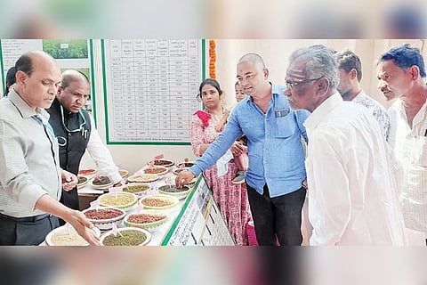 ಕೃಷಿ ಮೇಳದಲ್ಲಿ ಬೀಜ ಘಟಕದ ಅಧಿಕಾರಿ ಡಾ.ಅರಣ್‌ಕುಮಾರ್ ಹೊಸಮನಿ, ರೈತರಿಗೆ ಬೀಜ ಉತ್ಪಾದನೆ ಬಗ್ಗೆ ಮಾಹಿತಿ ನೀಡಿದರು.