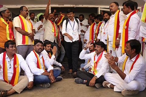 kannada ರೈಲ್ವೆ ಪರೀಕ್ಷೆಯಲ್ಲಿ ಕನ್ನಡ ಭಾಷೆ ಅಳವಡಿಸುವಂತೆ ಒತ್ತಾಯಿಸಿ ಕರವೇ ಕಾರ್ಯಕರ್ತರು ಹುಬ್ಬಳ್ಳಿಯ ಆರ್​ಆರ್​ಸಿ ಕಚೇರಿ ಬಳಿ ಪ್ರತಿಭಟನೆ ನಡೆಸಿದರು.
