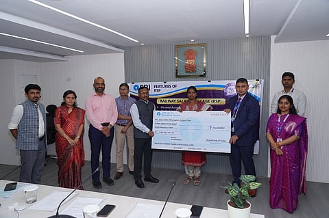 ಮೃತಪಟ್ಟ ರೈಲ್ವೆ ಸಿಬ್ಬಂದಿಗಳ ಕುಟುಂಬಗಳಿಗೆ ರೈಲ್ವೆ ವೇತನ ಪ್ಯಾಕೇಜ್ ಯೋಜನೆಯಡಿ ಎಸ್‌ಬಿಐನಿಂದ ವಿಮಾ ಮೊತ್ತವನ್ನು ವಿತರಿಸಲಾಯಿತು. ಎಸ್‌ಬಿಐ ಡಿಜಿಎಂ ಪಂಕಜ್ ಕುಮಾರ್, ರೈಲ್ವೆ ವಿಭಾಗೀಯ ವ್ಯವಸ್ಥಾಪಕ ಆಶುತೋಷ್ ಕುಮಾರ್ ಸಿಂಗ್ ಮತ್ತಿತರರಿದ್ದರು. 