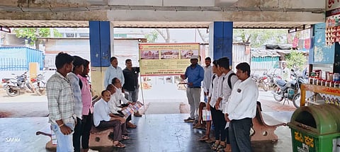 ಹುಬ್ಬಳ್ಳಿ ರೈಲ್ವೆ (Railway) ವಿಭಾಗದಿಂದ ಆಯೋಜಿಸಿದ್ದ ಲೆವೆಲ್ ಕ್ರಾಸಿಂಗ್ ಜಾಗೃತಿ ಸಪ್ತಾಹದ ಕಾರ್ಯಕ್ರಮದಲ್ಲಿ ಅಣ್ಣಿಗೇರಿ ಬಸ್ ನಿಲ್ದಾಣದ ಬಳಿ ಸಾರ್ವಜನಿಕರಿಗೆ ಮಾಹಿತಿ ನೀಡುತ್ತಿರುವ ರೈಲ್ವೆ ಅಧಿಕಾರಿಗಳು. 