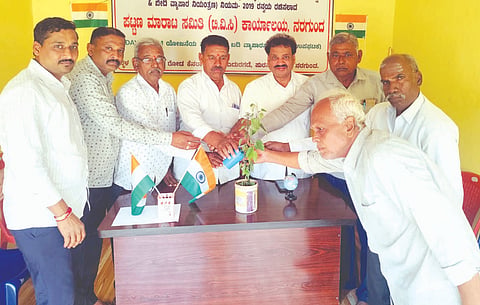 ನರಗುಂದದಲ್ಲಿ ಹಮ್ಮಿಕೊಂಡಿದ್ದ ದಿ. ಜಗನ್ನಾಥರಾವ್ ಜೋಶಿ ರೈಲ್ವೆ Railway line ಹೋರಾಟ ಸಮಿತಿ ವಾರ್ಷಿಕೋತ್ಸವವನ್ನು ಚನ್ನು ನಂದಿ ಉದ್ಘಾಟಿಸಿದರು. 
