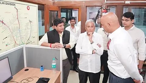 railway ರೈಲ್ವೆ ರಾಜ್ಯ ಸಚಿವ ವಿ. ಸೋಮಣ್ಣ ಅವರು ದೆಹಲಿ ವಿಭಾಗದ ನಿಯಂತ್ರಣ ಕಚೇರಿಗೆ ಭೇಟಿ ನೀಡಿದರು. ಡಿಆರ್​ಎಂ ಪುಷ್ಪೇಶ ತ್ರಿಪಾಠಿ ಹಾಗೂ ಇತರರಿದ್ದರು.