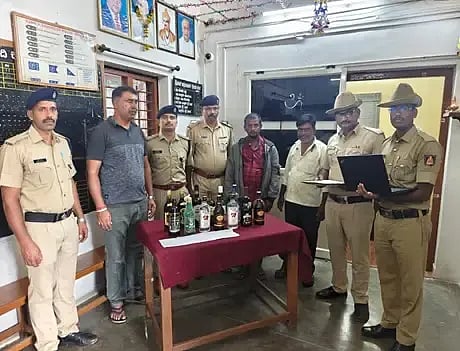 ರೈಲುಗಳಲ್ಲಿ ಸಾಗಿಸುತ್ತಿದ್ದ ಅಕ್ರಮ ಮದ್ಯ ವಶಪಡಿಸಿಕೊಂಡಿರುವ ಆರ್​ಪಿಎಫ್ (RPF) ಸಿಬ್ಬಂದಿ.