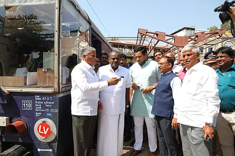 ಕೇಂದ್ರ ರೈಲ್ವೇ ಖಾತೆ ರಾಜ್ಯ ಸಚಿವ ವಿ.ಸೋಮಣ್ಣ ಮತ್ತು ಕೇಂದ್ರ ಬೃಹತ್ ಕೈಗಾರಿಕಾ ಸಚಿವ ಕುಮಾರಸ್ವಾಮಿ ಬೆಂಗಳೂರಿನಿಂದ ಮೈಸೂರುವರೆಗೆ ವಿಶೇಷ ರೈಲಿನಲ್ಲಿ ವಿಂಡೋ ಟ್ರೈಲಿಂಗ್ ಪರಿಶೀಲನೆ ನಡೆಸಿದರು. 