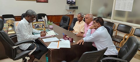 ಉಡುಪಿ ರೈಲು ನಿಲ್ದಾಣದಲ್ಲಿ ಸುರಂಗ ಮಾರ್ಗ ರಚಿಸುವಂತೆ ಸಂಸದ ಕೋಟ ಶ್ರೀನಿವಾಸ ಪೂಜಾರಿ ಅವರಿಗೆ ಉಡುಪಿ ರೈಲ್ವೆ ಯಾತ್ರಿ ಸಂಘದಿಂದ ಮನವಿ ಸಲ್ಲಿಸಲಾಯಿತು. ಧೀರಜ್ ಶಾಂತಿ, ಮಂಜುನಾಥ್ ಮಣಿಪಾಲ, ಎಸ್.ಎಸ್. ತೋನ್ಸೆ ಇದ್ದರು.