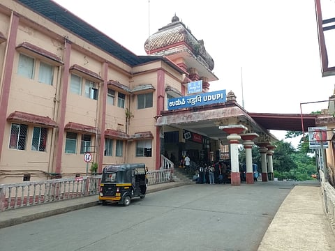 ಉಡುಪಿ ಇಂದ್ರಾಳಿಯಲ್ಲಿರುವ ರೈಲ್ವೆ ನಿಲ್ದಾಣ.