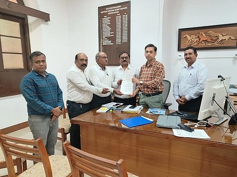 ತುಮಕೂರು ಜಿಲ್ಲಾ ರೈಲ್ವೇ ಪ್ರಯಾಣಿಕರ ವೇದಿಕೆಯ ನಿಯೋಗವು  ಮೈಸೂರು ವಲಯದ ಎಡಿಆರ್​ಎಂ ಶಮ್ಮಾಸ್​ ಹಮೀದ್​ರನ್ನು ಭೇಟಿ ಮಾಡಿ ವಿವಿಧ ಬೇಡಿಕೆಗಳ  ಮನವಿ ಸಲ್ಲಿಸಿತು. ಕರಣಂ ರಮೇಶ್​, ಸಿ.ನಾಗರಾಜ್​, ಎಂ.ಆರ್​.ರು, ಅರ್ಷದ್​ ಇದ್ದರು. 