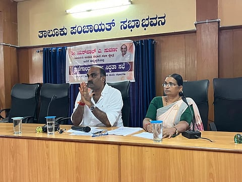 ಉಡುಪಿಯ ತಾಪಂ ಸಭಾಂಗಣದಲ್ಲಿ ಶಾಸಕ ಯಶ್​ಪಾಲ್​ ಸುವರ್ಣ ಮಳೆಗಾಲದ ಪೂರ್ವಸಿದ್ಧತಾ ಸಭೆ ನಡೆಸಿದರು. ತಾಪಂ ಇಒ ವಿಜಯಾ ಇದ್ದರು.