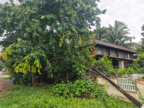 ಉಡುಪಿ ಜಿಲ್ಲೆಯಲ್ಲಿ ಶನಿವಾರ ರಾತ್ರಿ ಹಾಗೂ ಭಾನುವಾರ ನಸುಕಿನಲ್ಲಿ ಸುರಿದ ಭಾರಿ ಪ್ರಮಾಣದ ಬಿರುಗಾಳಿ ಮಳೆಗೆ ಕಿನ್ನಿಮೂಲ್ಕಿಯ ರಾಮಚಂದ್ರ ಲೇನ್​ ಬಳಿ ವಿದ್ಯುತ್​ ಕಂಬ ಬಿದ್ದಿರುವುದು.