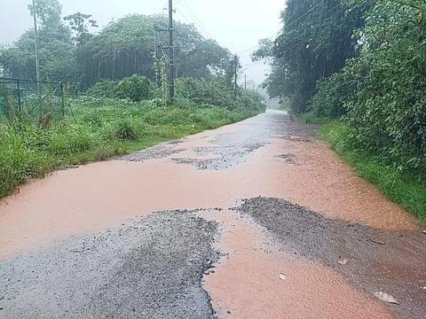 ಉಡುಪಿಯ ಇಂದ್ರಾಳಿ ರೈಲು ಗೋದಾಮು ಸಂಪರ್ಕಿಸುವ ರಸ್ತೆಗೆ ಹಾಕಿದ್ದ ತೇಪೆ ಕಿತ್ತುಹೋಗಿ ಮತ್ತೆ ಸೃಷ್ಟಿಯಾದ ಗುಂಡಿಯಲ್ಲಿ ಮಳೆನೀರು ನಿಂತಿರುವುದು.