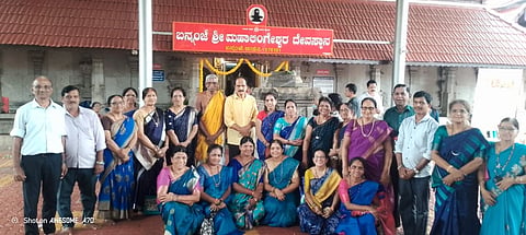ಉಡುಪಿ ಜಿಲ್ಲಾ ವರ್ತಕರ ಸಂಘದ ವತಿಯಿಂದ ಬನ್ನಂಜೆಯ ಮಹಾಲಿಂಗೇಶ್ವರ ದೇವಸ್ಥಾನದಲ್ಲಿ ಎಳನೀರು ಅಭಿಷೇಕ ನಡೆಯಿತು. ಐರೋಡಿ ಸಹನಶೀಲ ಪೈ, ಪಾದೆಮಠ ನಾಗರಾಜ್​ ಅಡಿಗ, ಮಡಿ ವಿಶ್ವನಾಥ ಖಾರ್ವಿ, ಸತೀಶ್​ ಕಿಣಿ, ಸುರೇಶ್​ ಪೈ, ಕರುಣಾ ಪೈ, ರಾಜ ಶೆಟ್ಟಿ ಇತರರಿದ್ದರು.