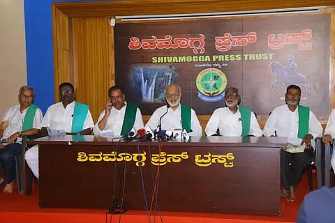 ರಾಜ್ಯ ರೈತ ಸಂಘ ಮತ್ತು ಹಸಿರು ಸೇನೆ ಅಧ್ಯಕ್ಷ ಎಚ್.ಆರ್.ಬಸವರಾಜಪ್ಪ ಮಾತನಾಡಿದರು. ಹಿಟ್ಟೂರು ರಾಜು, ಟಿ.ಎಂ.ಚಂದ್ರಪ್ಪ,ಕೆ.ರಾಘವೇಂದ್ರ, ಇ.ಬಿ.ಜಗದೀಶ, ಎಂ.ಮಹದೇವಪ್ಪ, ಸಿ.ಚಂದ್ರಪ್ಪ, ಸಿ.ಬಿ.ಹನುಮಂತಪ್ಪ ಸುದ್ದಿಗೋಷ್ಠಿಯಲ್ಲಿದ್ದರು.