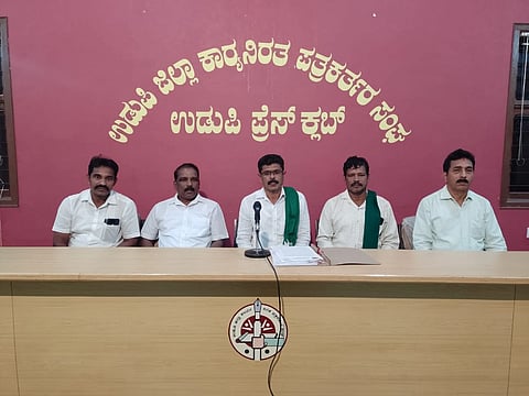 ಉಡುಪಿಯ ಪತ್ರಿಕಾ ಭವನದಲ್ಲಿ ನಡೆದ ಸುದ್ದಿಗೋಷ್ಠಿಯಲ್ಲಿ ಮಣೂರು ಜಯರಾಂ ಶೆಟ್ಟಿ ಮಾತನಾಡಿದರು. ಮಂಜುನಾಥ್​ ಗಿಳಿಯಾರು, ತಿಮ್ಮ ಕಾಂಚನ್​, ರಮೇಶ್​ ಮೆಂಡನ್​, ಸುಭಾಸ್​ ಶೆಟ್ಟಿ ಗಿಳಿಯಾರು, ಮಹಾಬಲ ಪೂಜಾರಿ, ನಿತ್ಯಾನಂದ ಶೆಟ್ಟಿ, ಮಹೇಶ್​ ಶೆಟ್ಟಿ ಮಣೂರು, ಶರಣಯ್ಯ ಹಿರೇಮಠ್​, ಗುರುರಾಜ್​ ಆಚಾರ್​ ಇದ್ದರು.