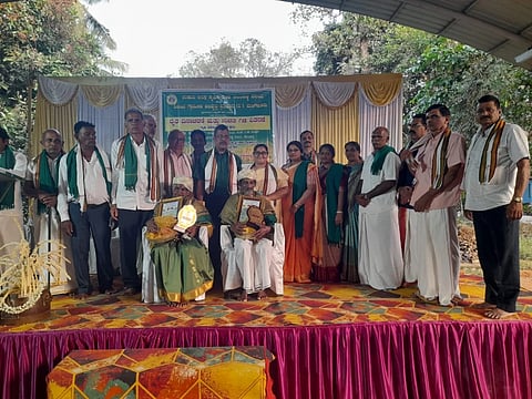 ಉಡುಪಿಯ ಪೆರಂಪಳ್ಳಿಯಲ್ಲಿ ನಡೆದ ಕಾರ್ಯಕ್ರಮದಲ್ಲಿ ಹಿರಿಯ ಕೃಷಿಕರಾದ ಆಚಾರಿಬೆಟ್ಟು ಪದ್ದು ಪೂಜಾರಿ, ಮದಗ ನಾಗಪ್ಪ ನಾಯ್ಕ್​ ಅವರನ್ನು ಸನ್ಮಾನಿಸಲಾಯಿತು. ರವೀಂದ್ರ ಪೂಜಾರಿ, ಡಾ. ಭಗಿನಿ ಕ್ರಿಸಿಯಾ ಲೋರಾ ಪಿಂಟೋ, ಸತೀಶ್​ ಬಿ., ರಾಮಕೃಷ್ಣ ಶರ್ಮ ಬಂಟಕಲ್ಲು, ಕುದಿ ಶ್ರೀನಿವಾಸ್​ ಭಟ್​, ಶ್ರೀನಿವಾಸ್​ ಬಲ್ಲಾಳ್​ ಮಲ್ಲಂಪಳ್ಳಿ, ಅಂತಪ್ಪ ಪೂಜಾರಿ ಪೆರಂಪಳ್ಳಿ, ಪಿ.ಎನ್​. ಶಶಿಧರ್​ ರಾವ್​ ಪೆರಂಪಳ್ಳಿ ಇತರರಿದ್ದರು.