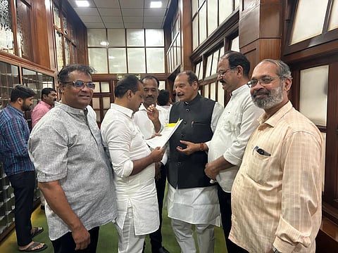 ಕ್ರೈಸ್ತರ ತೆನೆ ಹಬ್ಬದ ದಿನದಂದು ಸಾರ್ವತ್ರಿಕ ರಜಾ ನೀಡುವಂತೆ ಸಚಿವ ಯು.ಟಿ. ಖಾದರ್​ ಮೂಲಕ ಸರ್ಕಾರಕ್ಕೆ ಐವನ್​ ಡಿಸೋಜ ನೇತೃತ್ವದ ನಿಯೋಗ ಮನವಿ ಸಲ್ಲಿಸಿತು. ಸಂತೋಷ್​ ಡಿಸೋಜ, ಸ್ಟೀವನ್​ ರೊಡ್ರಿಗಸ್​, ಸ್ಟ್ಯಾನಿ ಲೋಬೊ, ಮೆಲ್ವಿನ್​ ಆರಾನ್ಹಾ ಶಿರ್ವ, ಜೂಲಿಯೆಟ್​ ಡಿಸೋಜ ಇದ್ದರು.