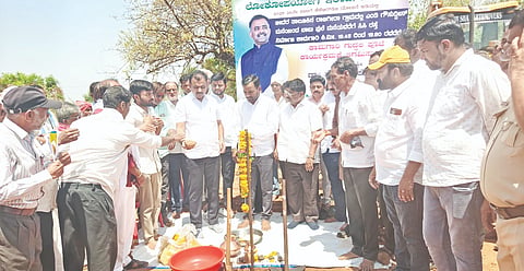 ಬೀದರ್​ ದಣ ಕ್ಷೇತ್ರದ ರಾಜಗೀರಾ ಗ್ರಾಮದಲ್ಲಿ ಸಿಸಿ ರಸ್ತೆ ನಿರ್ಮಾಣ ಕಾಮಗಾರಿಗೆ ಶಾಸಕ ಡಾ.ಶೈಲೇಂದ್ರ ಬೆಲ್ದಾಳೆ ಚಾಲನೆ ನೀಡಿದರು. ಪ್ರಮುಖರಾದ ಸುರೇಶ ಮಾಶೆಟ್ಟಿ, ವಿಜಯಕುಮಾರ ಪಾಟೀಲ್​ ಗಾದಗಿ, ಸೂರ್ಯಕಾಂತ ಪಾಟೀಲ, ಹಣಮಂತರಾವ ಪಾಟೀಲ್​, ಡಾ.ವಿರೇಂದ್ರ ಪಾಟೀಲ್​, ಶಾಮರಾವ ಕುಲಕರ್ಣಿ, ಶಿವರಾಜ ಸ್ವಾಮಿ, ಗುರುನಾಥ ರಾಜಗೀರಾ, ಮಲ್ಲಿಕಾರ್ಜುನ ಪಾಟೀಲ್​ ಇತರರಿದ್ದರು.