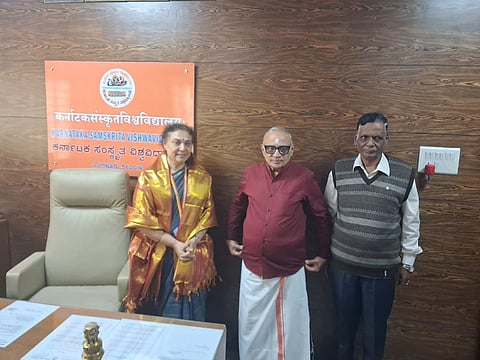 ರಾಜಗುರು ಬಿ.ಎಸ್.ದ್ವಾರಕಾನಾಥ್ ಕರ್ನಾಟಕ ಸಂಸ್ಕೃತ ವಿಶ್ವವಿದ್ಯಾಲಯದ ಕುಲಪತಿ ಅಹಲ್ಯ ಅವರನ್ನ ಸನ್ಮಾನಿಸಿದರು. ಜ್ಯೋತಿಷ್ಯ ಭೋಧನಾ ಸಂಸ್ಥೆಗಳ ಒಕ್ಕೂಟದ ಪ್ರಧಾನ ಕಾರ್ಯದರ್ಶಿ  ಗಜೇಂದ್ರಬಾಬು ಉಪಸ್ಥಿತರಿದ್ದರು. 