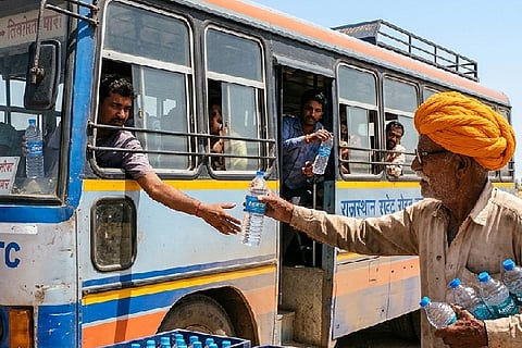 Rajasthan 77 year old man serving water to travellers(AI Image)