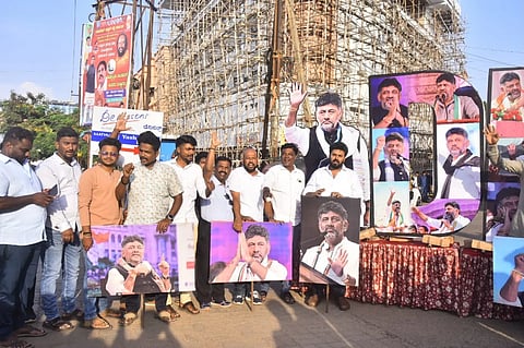 congress celebration ಸಿಎಲ್​ಪಿ ನಾಯಕರಾಗಿ ಆಯ್ಕೆಯಾದ ಡಿ.ಕೆ. ಶಿವಕುಮಾರ ಅವರಿಗೆ ಹುಬ್ಬಳ್ಳಿಯ ಅಕ್ಷಯ ಪಾರ್ಕ್​ ವೃತ್ತದಲ್ಲಿ ವಿದ್ಯಾನಗರ ಬ್ಲಾಕ್​ ಕಾಂಗ್ರೆಸ್​ ವತಿಯಿಂದ ಅಭಿನಂದನೆ ಕಾರ್ಯಕ್ರಮ ನಡೆಯಿತು. ರಜತ್​ ಉಳ್ಳಾಗಡ್ಡಿಮಠ, ವೀರೇಶ ಕಡಕೋಳಮಠ, ಸೆಂಥಿಲ್​ ಕುಮಾರ್​, ಸಾದಿಕ್​ ಯಕ್ಕುಂಡಿ, ಸುವರ್ಣ ಕಲ್ಲಕುಂಟ್ಲ, ಇತರರು ಇದ್ದರು.