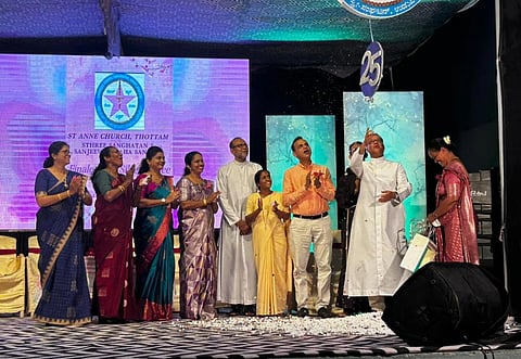 ಮಲ್ಪೆಯ ತೊಟ್ಟಂ ಸಂತ ಅನ್ನಮ್ಮ ಚರ್ಚ್​ನಲ್ಲಿ ಸ್ತ್ರೀ ಸಂಘಟನೆಯ ರಜತ ಮಹೋತ್ಸವದ ಸಮಾರೋಪ ಸಮಾರಂಭವನ್ನು ಫಾದರ್​ ಡೆನಿಸ್​ ಡೆಸಾ ಉದ್ಘಾಟಿಸಿದರು. ರೆಜಿನಾಲ್ಡ್​ ಪಿಂಟೊ, ಲೆಸ್ಲಿ ಆರೋಝಾ, ಸಿಲ್ವಿಯಾ ಸುವಾರಿಸ್​, ಪ್ರಿಯಾ ಫುರ್ಟಾಡೊ, ಜೋಕಿಂ ಡಿಸೋಜಾ ಇತರರಿದ್ದರು.