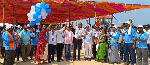 ಉಡುಪಿಯ ಮಲ್ಪೆ ಬೀಚ್​ನಲ್ಲಿ ಮೀನುಗಾರರಿಗೆ ಆಯೋಜಿಸಿದ್ದ ಗ್ರಾಮೀಣ ಕ್ರೀಡೋತ್ಸವಕ್ಕೆ ಯಶ್​ಪಾಲ್​ ಸುವರ್ಣ ಚಾಲನೆ ನೀಡಿದರು. ನಾಗರಾಜ್​ ಸುವರ್ಣ, ಸವಿತಾ ಖಾದ್ರಿ, ಪ್ರಭಾಕರ್​ ಪೂಜಾರಿ, ಪ್ರಕಾಶ್​ ಜಿ., ಸತೀಶ್​ ಬಂಗೇರ, ಜಗನ್ನಾಥ ಕಡೆಕಾರ್​, ನವೀನ್​ ಕೋಟ್ಯಾನ್​, ಕೃಷ್ಣ ಎಸ್​. ಸುವರ್ಣ ಇತರರಿದ್ದರು.