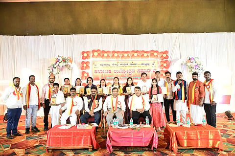 ನೈಋತ್ಯ ರೈಲ್ವೆ (Railway) ವಲಯದಿಂದ ಹುಬ್ಬಳ್ಳಿಯಲ್ಲಿ ಆಯೋಜಿಸಿದ್ದ ರಾಜ್ಯೋತ್ಸವ ಸಮಾರಂಭದಲ್ಲಿ ಸನ್ಮಾತಿನ ಪ್ರತಿಭಾವಂತ ವಿದ್ಯಾರ್ಥಿಗಳು ಹಾಗೂ ಸಂಘಕ್ಕೆ ಸೇವೆ ಸಲ್ಲಿಸಿದವರೊಂದಿಗೆ ವಲಯದ ಜಿಎಂ ಮುಕುಲ್ ಸರನ್ ಮಾಥುರ, ಸತ್ಯಪ್ರಕಾಶ ಶಾಸ್ತ್ರಿ, ಡಾ. ಮಂಜುನಾಥ ಕನಮಡಿ ಹಾಗೂ ಇತರರು ಇದ್ದಾರೆ.