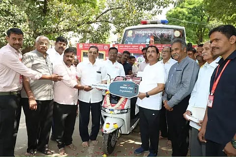 ರಾಷ್ಟ್ರೆೊತ್ಥಾನ ರಕ್ತ ಕೇಂದ್ರದಿಂದ ಆರಂಭಿಸಲಾದ ರಕ್ತದೂತ ಸೇವಾ ನೂತನ ಸೇವೆಯನ್ನು ಹುಬ್ಬಳ್ಳಿಯಲ್ಲಿ ಕೇಂದ್ರ ಸಚಿವ ಪ್ರಲ್ಹಾದ ಜೋಶಿ ಅವರು ದ್ವಿಚಕ್ರ ವಾಹನದ ಕೀಲಿ ಮಾದರಿಯನ್ನು ಹಸ್ತಾಂತರಿಸುವ ಮೂಲಕ ಲೋಕಾರ್ಪಣೆಗೊಳಿಸಿದರು. ಉಪ ಮೇಯರ್ ಸಂತೋಷ ಚವ್ಹಾಣ, ಡಾ. ವಿ.ಎಸ್.ವಿ. ಪ್ರಸಾದ, ವೀರೇಂದ್ರ ಛೇಡಾ, ಇತರರು ಇದ್ದರು.