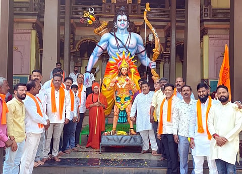 ram navami ಹುಬ್ಬಳ್ಳಿಯ ಮೂರುಸಾವಿರ ಮಠದಲ್ಲಿ ಶ್ರೀ ರಾಮನ ಬೃಹತ್​ ಉತ್ಸವ ಮೂರ್ತಿಯನ್ನು ಶುಕ್ರವಾರ ಜಗದ್ಗುರು ಶ್ರೀ ಗುರುಸಿದ್ಧರಾಯೋಗೀಂದ್ರ ಸ್ವಾಮೀಜಿ ಅನಾವರಣ ಮಾಡಿದರು. ಸುಬ್ರಮಣ್ಯ ಶಿರಕೋಳ, ಕೃಷ್ಣಾ ಗಂಡಗಾಳೇಕರ, ಮಲ್ಲಪ್ಪ ಶಿರಕೋಳ, ರವಿ ನಾಯಕ ಇತರರು ಇದ್ದರು.