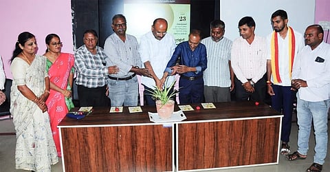 ಮಂಡ್ಯದ ಸರ್ಕಾರಿ ಮಹಿಳಾ ಕಾಲೇಜಿ(ಸ್ವಾಯತ್ತ)ನಲ್ಲಿ ಆಯೋಜಿಸಿದ್ದ ಕಾರ್ಯಕ್ರಮವನ್ನು ಡಾ.ರಾಮಮನೋಹರ ಲೋಹಿಯಾ ವಿಚಾರ ವೇದಿಕೆ ರಾಜ್ಯಾಧ್ಯಕ್ಷ ಬಿ.ಎಸ್.ಶಿವಣ್ಣ ಉದ್ಘಾಟಿಸಿದರು.