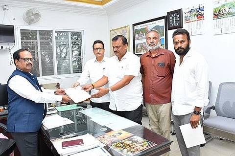 ತುಮಕೂರಿನ ಕೆ.ಆರ್​.ಬಡಾವಣೆಯ ಶ್ರೀರಾಮಮಂದಿರ ಪ್ರದೇಶದಲ್ಲಿ ಧಾರ್ಮಿಕ ಭಾವನೆಗೆ ಧಕ್ಕೆ ತರದಂತೆ ಜಿಲ್ಲಾಡಳಿತ ಕ್ರಮವಹಿಸುವಂತೆ ನಗರ ಶಾಸಕ ಜಿ.ಬಿ.ಜ್ಯೋತಿಗಣೇಶ್​ ನೇತೃತ್ವದ ನಿಯೋಗ ಮನವಿ ಮಾಡಿತು. ಎಚ್​.ಎಸ್​.ರವಿಶಂಕರ್​, ಟಿ.ಎಚ್​.ಹನುಮಂತರಾಜು, ಟಿ.ಕೆ.ಧನುಷ್​ ಇದ್ದರು. 