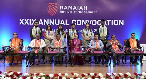ರಾಮಯ್ಯ ಇನ್‌ಸ್ಟಿಟ್ಯೂಟ್ ಆಫ್ ಮ್ಯಾನೇಜ್‌ಮೆಂಟ್‌ನ 29ನೇ ವಾರ್ಷಿಕ ಘಟಿಕೋತ್ಸವದಲ್ಲಿ ಉತ್ತಮ ಸಾಧನೆಗೈದ ವಿದ್ಯಾರ್ಥಿಗಳಿಗೆ ಪದಕ ವಿತರಿಸಲಾಯಿತು. ಮಿಟ್ಟಿ ಕೆಫೆಯ ಸಂಸ್ಥಾಪಕಿ ಅಲೀನಾ ಆಲಂ, ಎಂ.ಆರ್. ಆನಂದರಾಮ್, ಡಾ.ಎಚ್.ವಿ.ಪಾರ್ಶ್ವನಾಥ್ ಮತ್ತಿತರರಿದ್ದರು