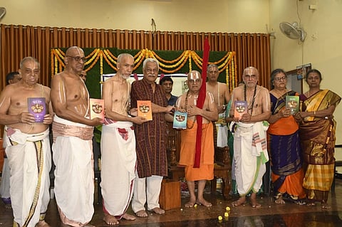 ಕಡಬ ದೊರೆಸ್ವಾಮಿ ಅಯ್ಯಂಗಾರ್ ಅವರ ರಾಮಾಯಣ ಗ್ರಂಥವನ್ನು ಶ್ರೀಯದುಗಿರಿ ಯತಿರಾಜ ನಾರಾಯಣ್ ಜೀಯರ್ ಸ್ವಾಮಿಗಳು ಬಿಡುಗಡೆ ಮಾಡಿದರು. ಡಾ.ಎ.ನರಸಿಂಹನ್, ಶ್ರೀವತ್ಸನ್ ಮತ್ತಿತರರು ಉಪಸ್ಥಿತರಿದ್ದರು. 